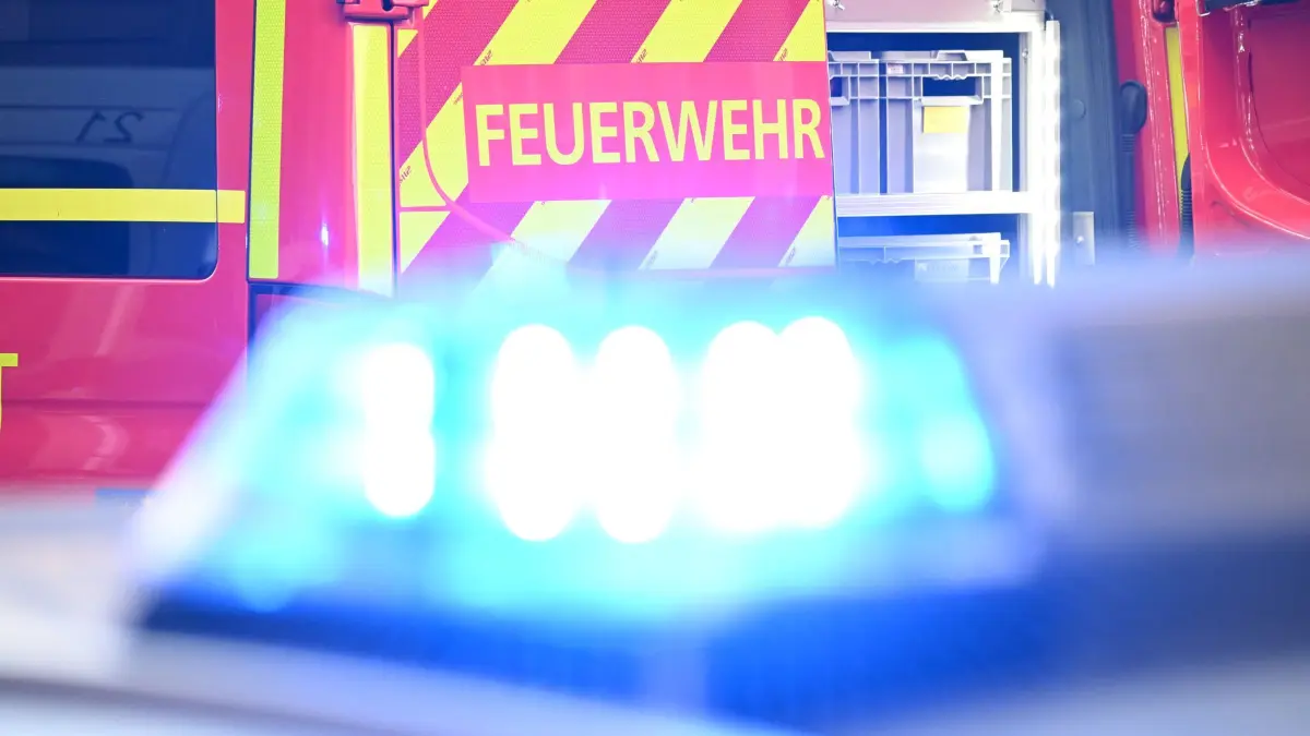 Feuerwehr: ARCHIV - 02.05.2025, Baden-Württemberg, Stuttgart: Ein Fahrzeug der Feuerwehr steht bei einem Einsatz auf einer Straße, während im Vordergrund das Blaulicht eines Polizeifahrzeugs zu sehen ist. (zu dpa: «Toter nach Brand in Wilhelmstadt geborgen») Foto: Bernd Weißbrod/dpa +++ dpa-Bildfunk +++