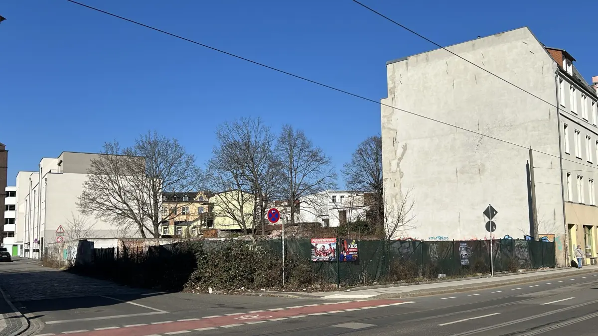 Die Straße der Jugend 100/101 in Cottbus an der Ecke zur Bürgerstraße liegt schon lange brach. Und das, obwohl sich das Areal drumherum zu einem attraktiven Wohnareal verwandelt.