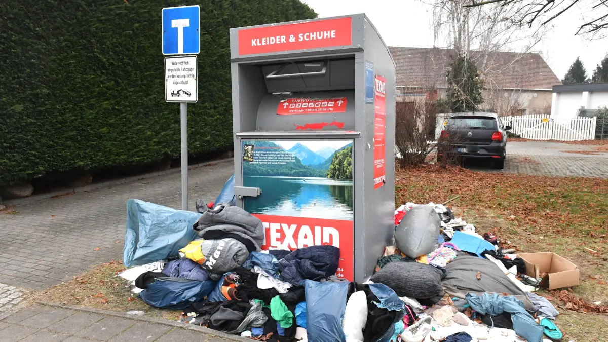 Sammelcontainer für Bekleidung und Schuhe sind oft nicht nur in Elsterwerda, wie hier in der Lauchhammer Straße, voll, weil sie nicht abgeholt werden. Die Standplätze vermüllen.
