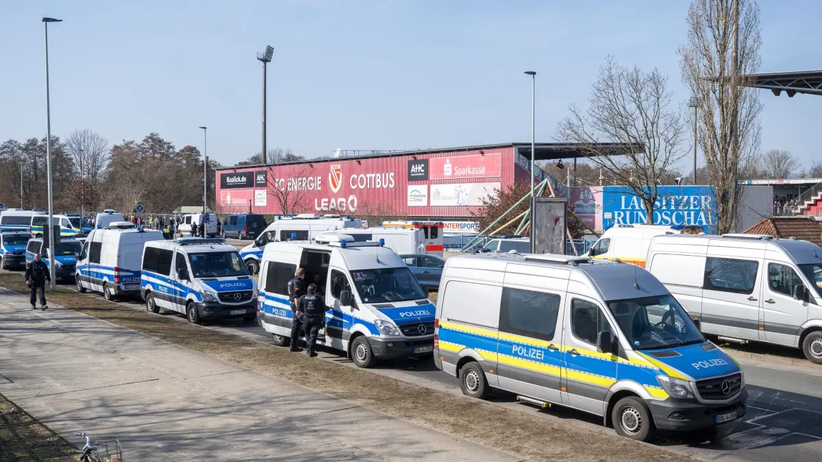 3. Liga, Energie Cottbus - Hansa Rostock 2025/26: Fussball, Herren, Saison 2025/2026, 3. Liga (28. Spieltag), FC Energie Cottbus - FC Hansa Rostock, Polizei am Stadtring am Gästeblock der Fans von Hansa, 07.03. 2026, Foto: Matthias Koch