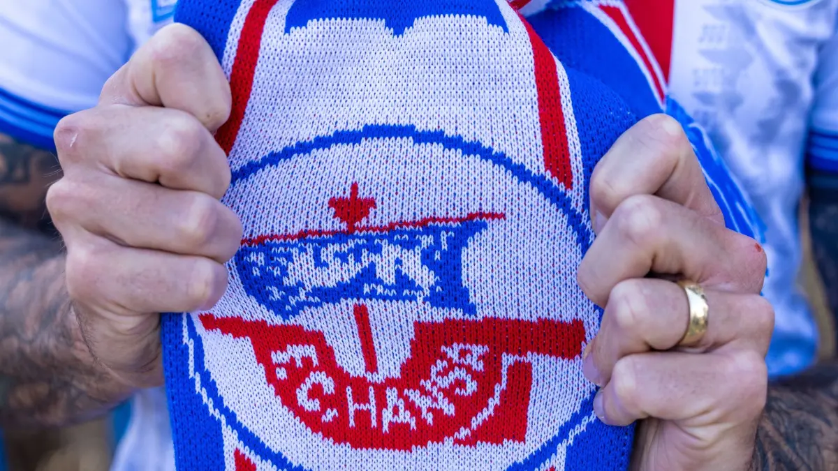 Energie Cottbus - Hansa Rostock: 07.03.2026, Brandenburg, Cottbus: Fußball, Männer: 3. Liga, Energie Cottbus - Hansa Rostock, 28. Spieltag, LEAG Energie Stadion: Ein Fan zeigt seinen Schal von Hans Rostock. Foto: Frank Hammerschmidt/dpa +++ dpa-Bildfunk +++