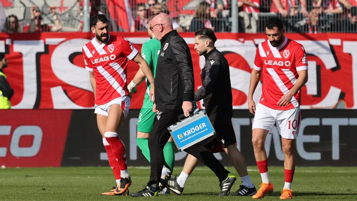 Fussball 3. Liga 2025/2026 FC Energie Cottbus - FC Hansa Rostock: 14 Tolga Cigerci (Energie Cottbus, l.) verlässt verletzt den Platz