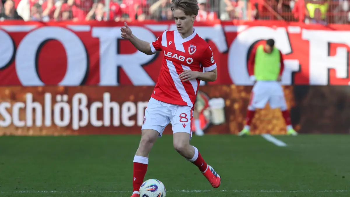 Fussball 3. Liga 2025/2026 FC Energie Cottbus - FC Hansa Rostock: 8 Lukas Michelbrink (Energie Cottbus)