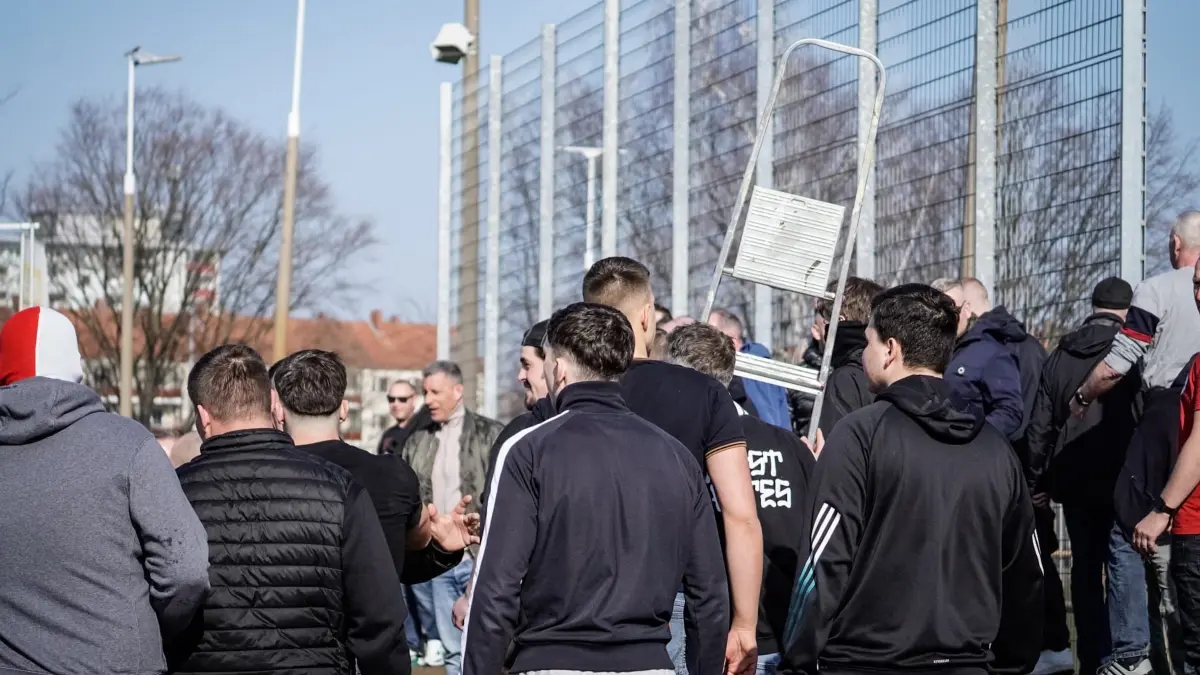 Fangruppen sollen aneinandergeraten sein: Das Spiel in der Brandenburgliga zwischen dem BSC Süd und Blankenfelde-Mahlow war gerade angepfiffen, da flogen mehr als nur Fäuste.