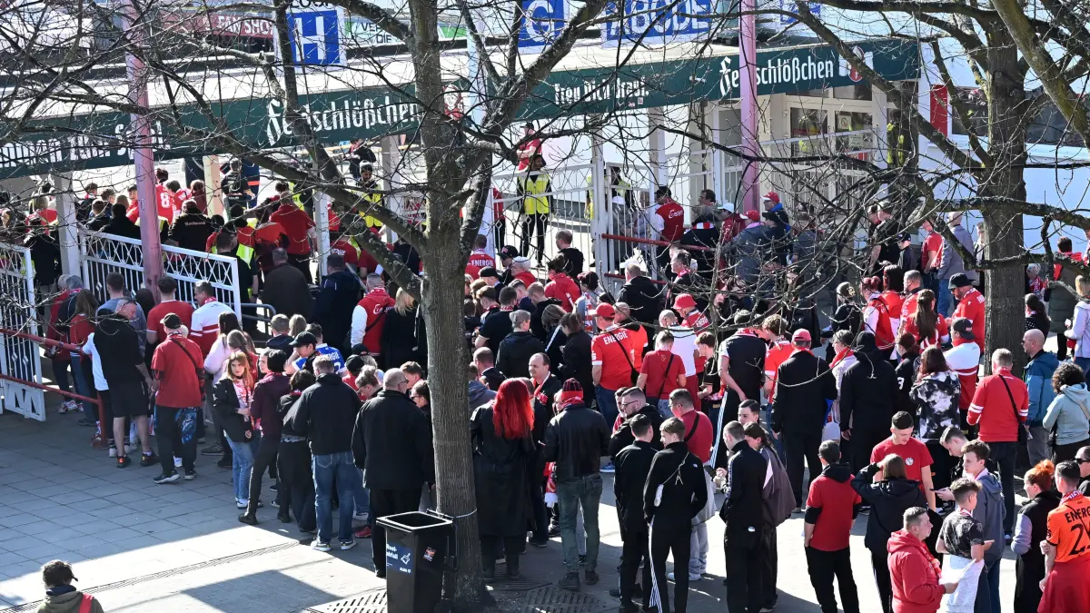 Riesenandrang am Leag Energie Stadion in Cottbus zum Heimspiel des FC Energie Cottbus gegen den FC Hansa Rostock. Hier die Heimfans beim Einlass. Jetzt wird die Abreise vorbereitet. Mehr als 20.000 Menschen werden das Stadion nach Abpfiff verlassen.