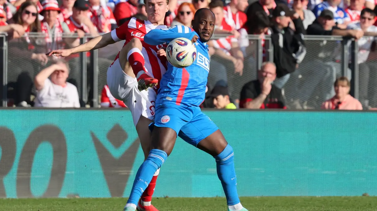 Fussball 3. Liga 2025/2026 FC Energie Cottbus - FC Hansa Rostock: 8 Lukas Michelbrink (Energie Cottbus, l.) im Duell mit 27 Christian Kinsombi (Hansa)