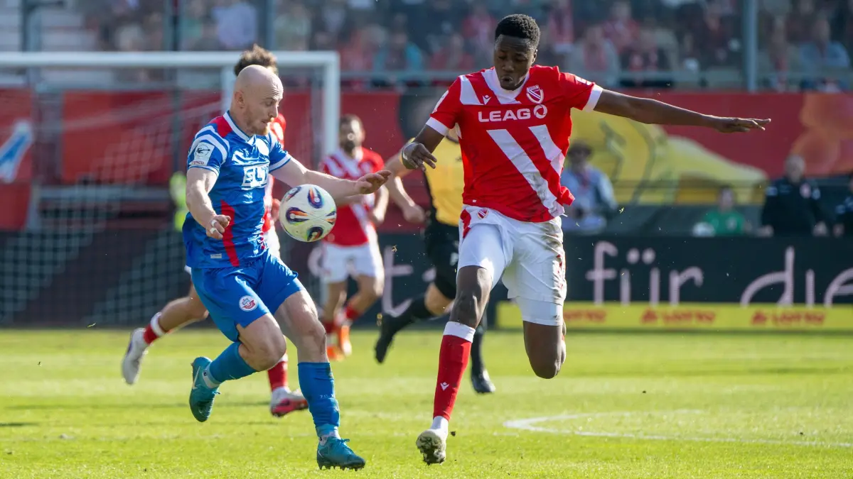 3. Liga, Energie Cottbus - Hansa Rostock 2025/26: Fussball, Herren, Saison 2025/2026, 3. Liga (28. Spieltag), FC Energie Cottbus - FC Hansa Rostock, v. l. Maximilian Krauß (FC Hansa Rostock), King Manu (Energie Cottbus), 07.03. 2026, Foto: Matthias Koch