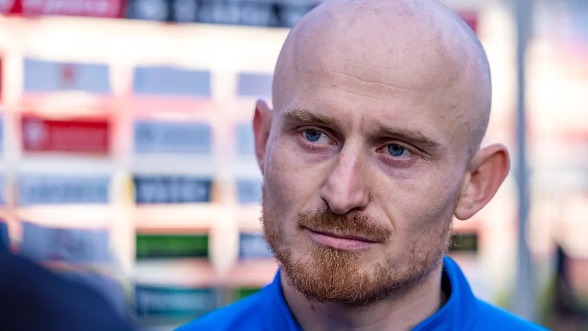 Energie Cottbus - Hansa Rostock: 07.03.2026, Brandenburg, Cottbus: Fußball, Männer: 3. Liga, Energie Cottbus - Hansa Rostock, 28. Spieltag, LEAG Energie Stadion: Maximilian Krauß von Hansa Rostock nach dem Spiel. Foto: Frank Hammerschmidt/dpa - WICHTIGER HINWEIS: Gemäß den Vorgaben der DFL Deutsche Fußball Liga bzw. des DFB Deutscher Fußball-Bund ist es untersagt, in dem Stadion und/oder vom Spiel angefertigte Fotoaufnahmen in Form von Sequenzbildern und/oder videoähnlichen Fotostrecken zu verwerten bzw. verwerten zu lassen. +++ dpa-Bildfunk +++