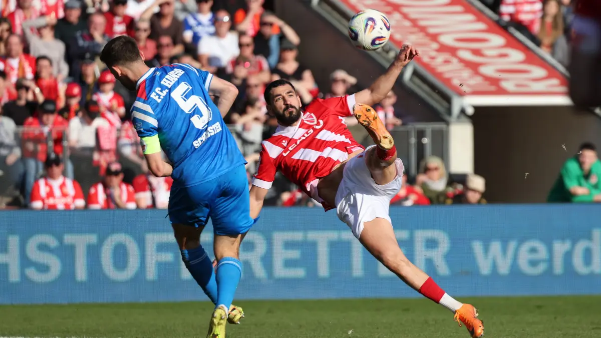 Fussball 3. Liga 2025/2026 FC Energie Cottbus - FC Hansa Rostock: 10 Tolcay Cigerci (Energie Cottbus) beim Seitfallzieher