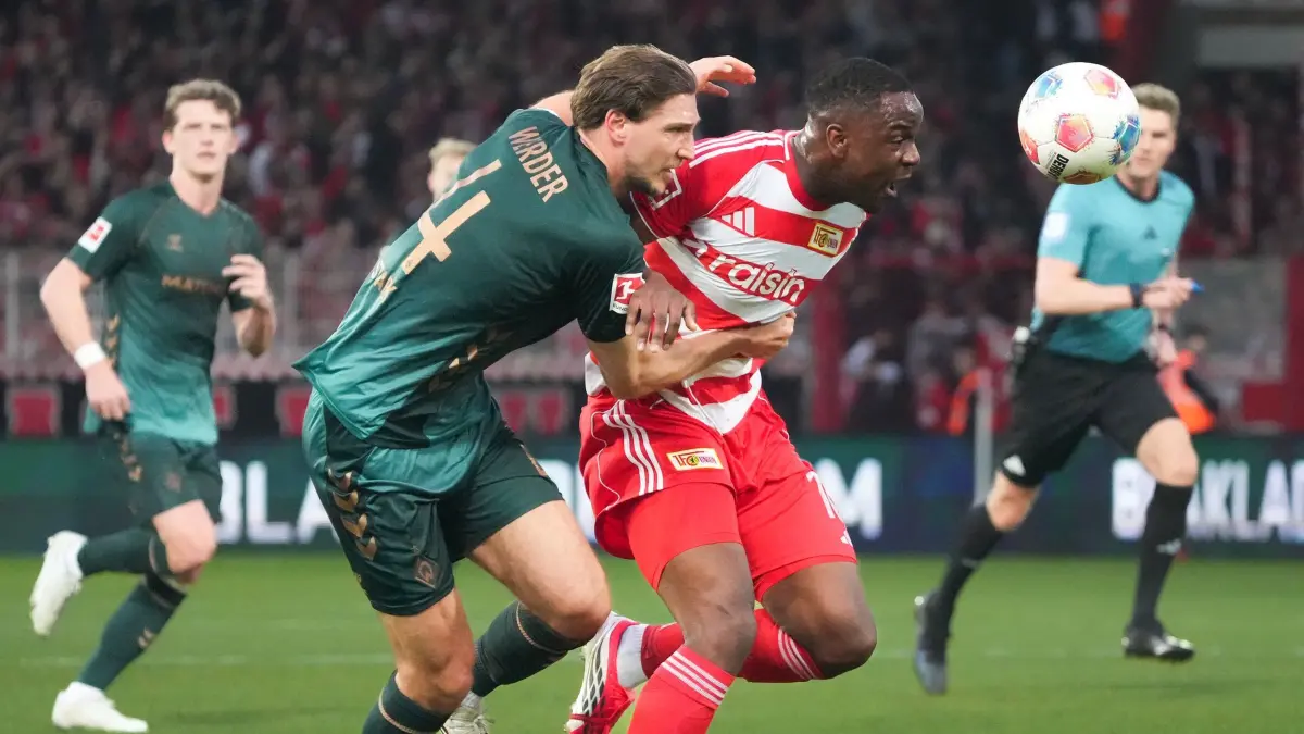 1. FC Union Berlin - SV Werder Bremen: 08.03.2026, Berlin: Fußball, Männer: Bundesliga, 1. FC Union Berlin - SV Werder Bremen, 25. Spieltag, An der Alten Försterei, Niklas Stark (l, Werder Bremen) gegen Ilyas Ansah (1. FC Union Berlin) in Aktion. Die Aktion führte zum Elfmeter für Union Berlin. Foto: Soeren Stache/dpa - WICHTIGER HINWEIS: Gemäß den Vorgaben der DFL Deutsche Fußball Liga bzw. des DFB Deutscher Fußball-Bund ist es untersagt, in dem Stadion und/oder vom Spiel angefertigte Fotoaufnahmen in Form von Sequenzbildern und/oder videoähnlichen Fotostrecken zu verwerten bzw. verwerten zu lassen. +++ dpa-Bildfunk +++