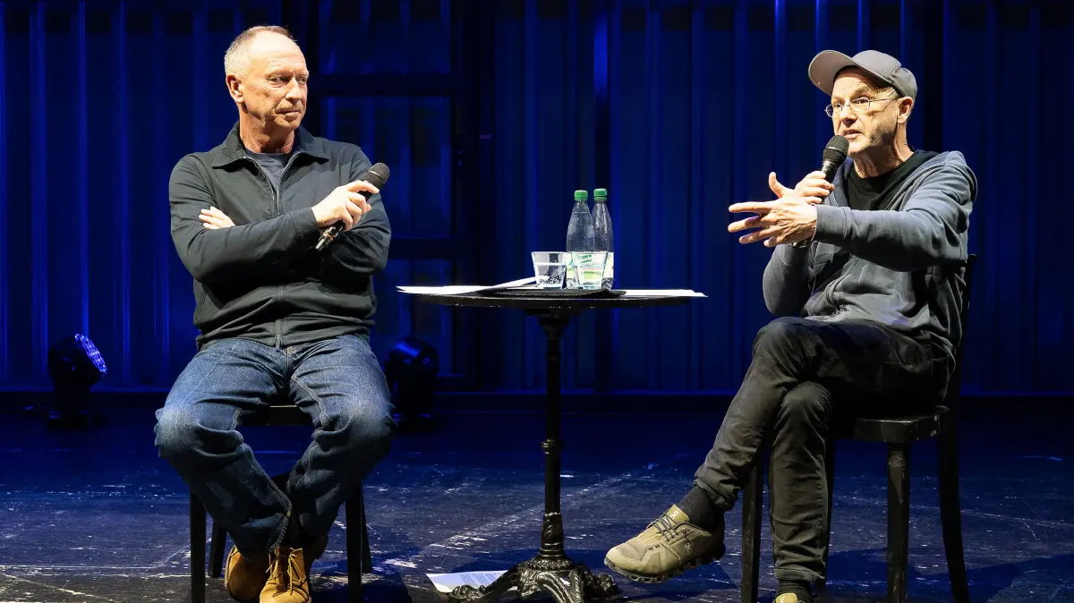 "Erinnerung an eine Milchglasscheibe" mit Steffen Mensching (im Foto rechts) und Hasko Weber (im Foto links) auf der Bühne im Großen Haus.