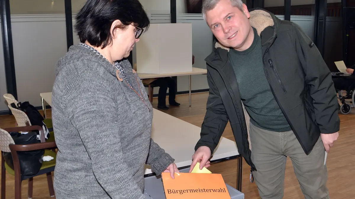 Bürgermeisterkandidat Steffen Rosenkranz im Wahllokal Pflegfachzentrum Guben.