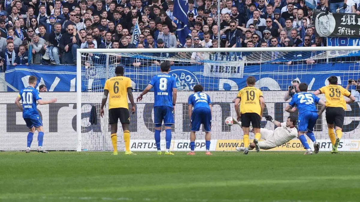 Karlsruher SC - Dynamo Dresden: 08.03.2026, Baden-Württemberg, Karlsruhe: Fußball, Männer: 2. Bundesliga, Karlsruher SC - Dynamo Dresden, 25. Spieltag, BBBank Wildpark. Marvin Wanitzek (Karlsruher SC, l) erzielt per Elfmeter in der Nachspielzeit den 3:3 Ausgleich gegen Torwart Tim Schreiber (Dynamo Dresden). Foto: Marc Schüler/dpa - WICHTIGER HINWEIS: Gemäß den Vorgaben der DFL Deutsche Fußball Liga bzw. des DFB Deutscher Fußball-Bund ist es untersagt, in dem Stadion und/oder vom Spiel angefertigte Fotoaufnahmen in Form von Sequenzbildern und/oder videoähnlichen Fotostrecken zu verwerten bzw. verwerten zu lassen. +++ dpa-Bildfunk +++