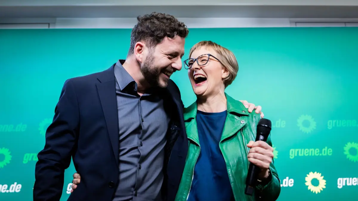 Landtagswahl in Baden-Württemberg - Wahlparty Grüne in Berlin: 08.03.2026, Berlin: Franziska Brantner und Felix Banaszak, beide Bundesvorsitzende von Bündnis 90/Die Grünen, reagieren bei der Wahlparty der Bundesspitze von Bündnis 90/Die Grünen in der Berliner Parteizentrale auf die ersten Hochrechnungen. Am 8. März fand in Baden-Württemberg die Landtagswahl statt. Foto: Christoph Soeder/dpa +++ dpa-Bildfunk +++
