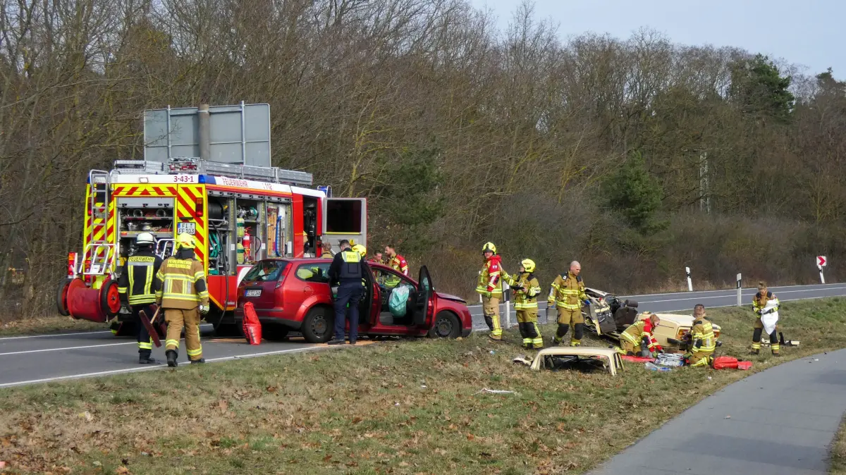 Schwerer Verkehrsunfall auf der B96 zwischen Finsterwalde und Betten. Eine Person musste aus ihrem Fahrzeug befreit werden.
