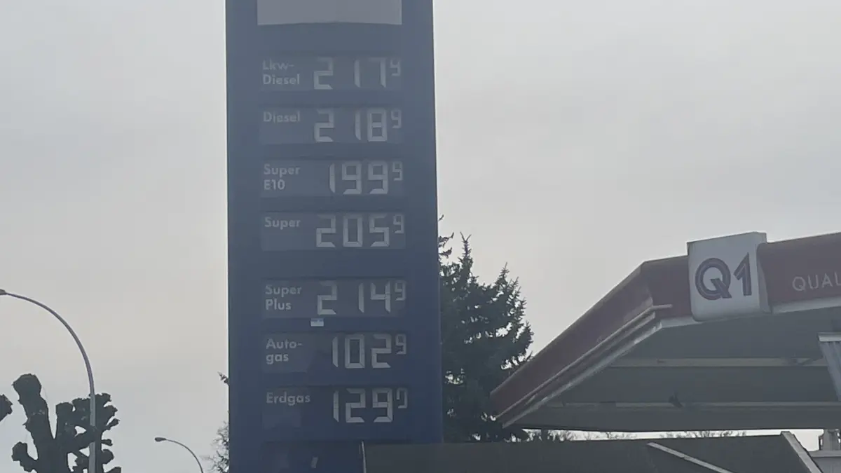 Jeden Tag neue Preisrekorde an den Tankstellen, hier die Preise an einer Tankstelle in Finsterwalde am Sonntagmittag (8. März 2026). Damit bekommen auch soziale Dienste und Pflegedienste Probleme.