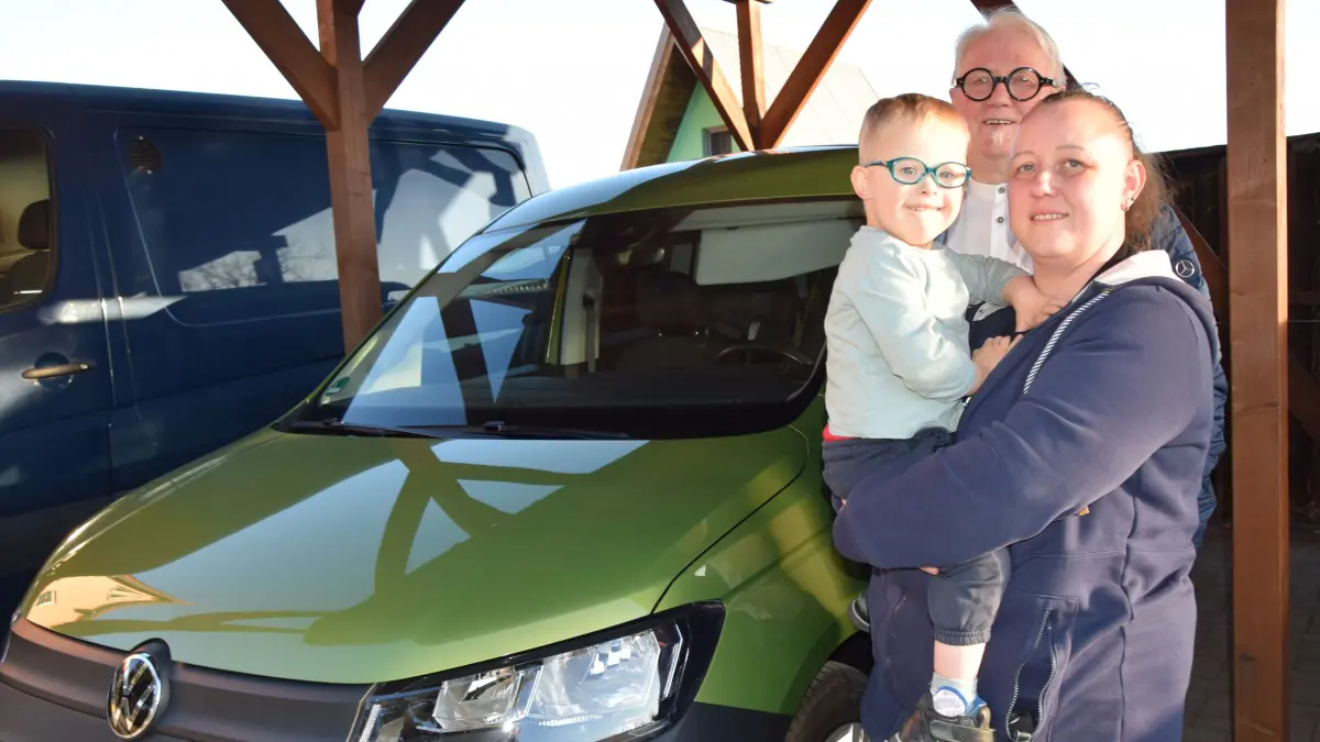 Die Freude ist groß bei Anne Oberländer und ihrem Sohn Ben aus Hoyerswerda. Dank ganz vieler Spenden steht das dringend benötigte Familienauto jetzt da. Bernd Wiesner (M.) von der Lebenshilfe-Stiftung freut sich mit.
