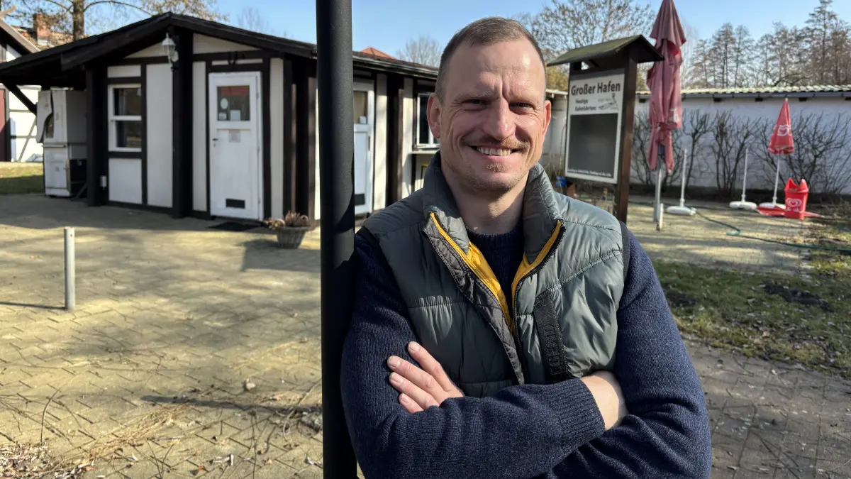 Fabian Möbus ist seit 1. März 2026 Betreiber des Hafenkiosk in Schlepzig. Vorerst bis 31. Dezember 2030.