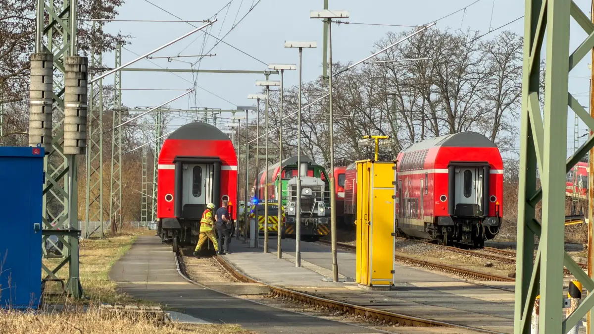 Auf dem Gelände der Deutschen Bahn an der Sachsendorfer Straße in Cottbus ist es zu einem tragischen Bahnbetriebsunfall gekommen. Dabei ist ein 21-Jähriger gestorben.