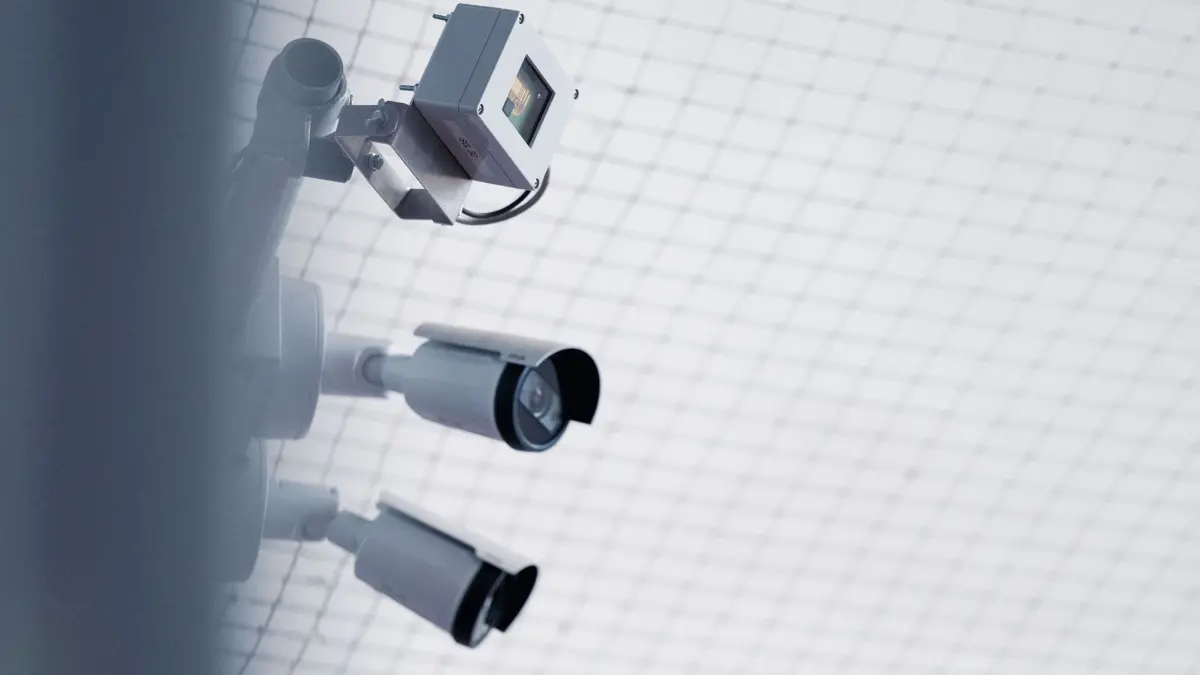 Videokameras: ARCHIV - 31.07.2024, Nordrhein-Westfalen, Mönchengladbach: Ein Radarsensor hängt neben einer Videokamera. (Symbolbild) (zu dpa: «Videoüberwachung per KI am Rathaus und Abgeordnetenhaus») Foto: Marius Becker/dpa +++ dpa-Bildfunk +++