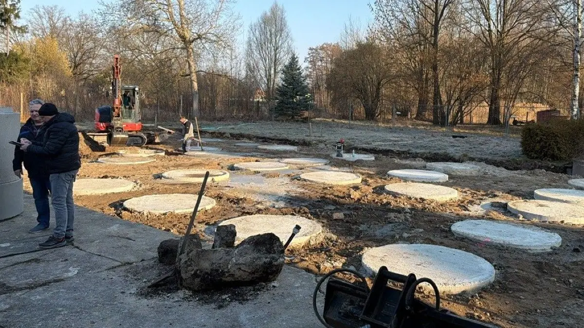 Mit Beton verfüllte Betonringe sollen die künftige Bodenplatte des neuen Feuerwehrhauses in Zeischa im instabilen Baugrund aufnehmen.