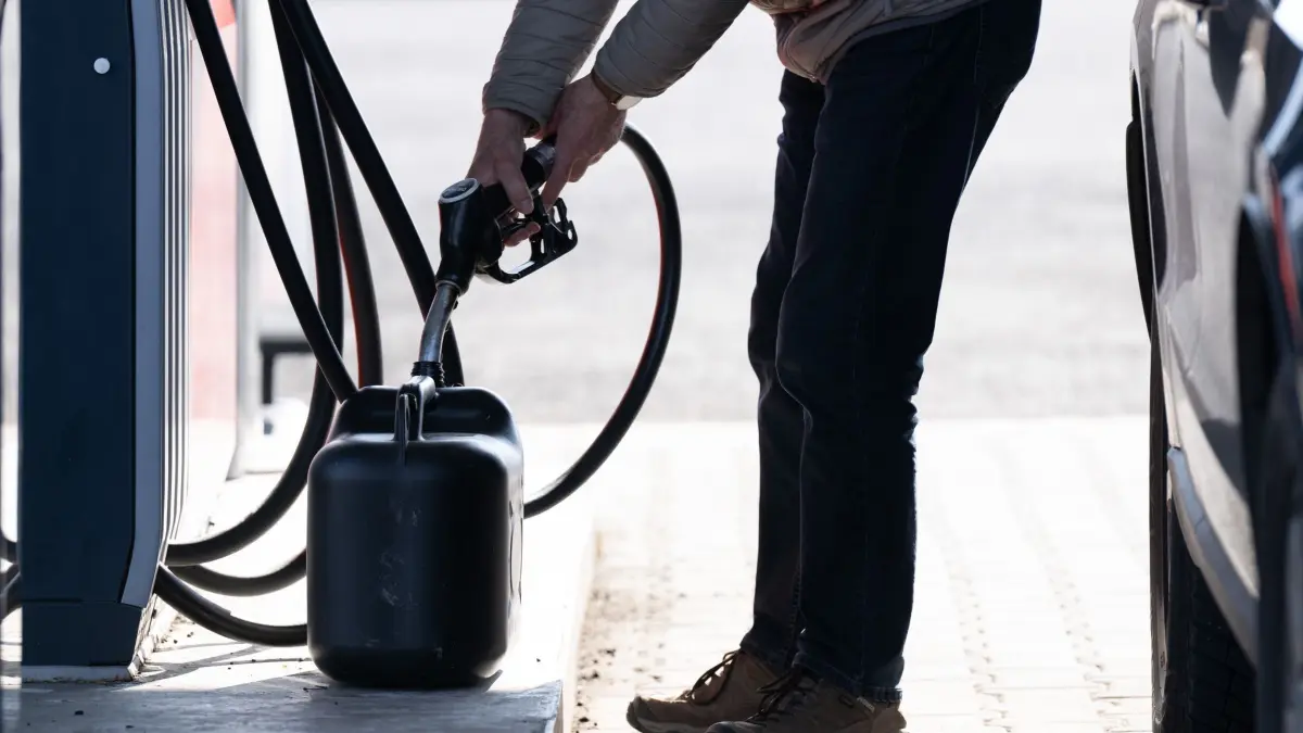 Hohe Benzinpreise - Tanktourismus: ARCHIV - 04.03.2026, Tschechien, Dubi: Ein deutscher Autofahrer füllt an einer Tankstelle Benzin in einen Benzinkanister. (zu dpa: «Sachsens Handwerk schlägt Alarm wegen hoher Spritpreise») Foto: Sebastian Kahnert/dpa +++ dpa-Bildfunk +++