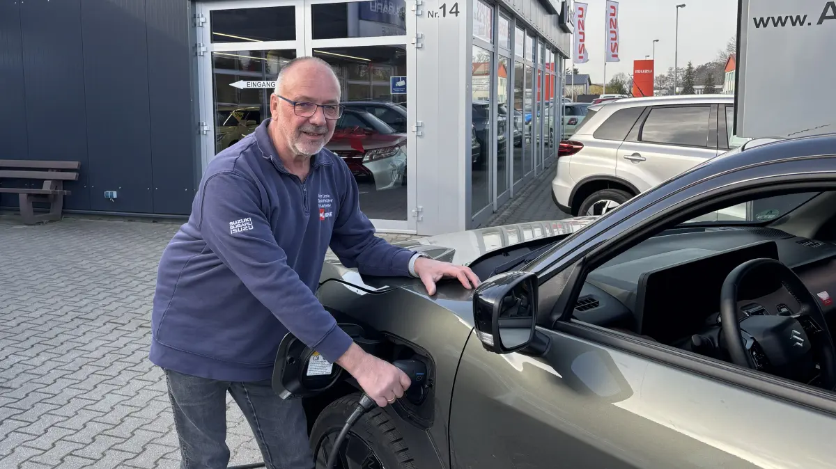 André Lieske, Geschäftsführer von AWL Lieske in Luckau, einem Autohaus mit angeschlossener Werkstatt, lädt ein E-Auto