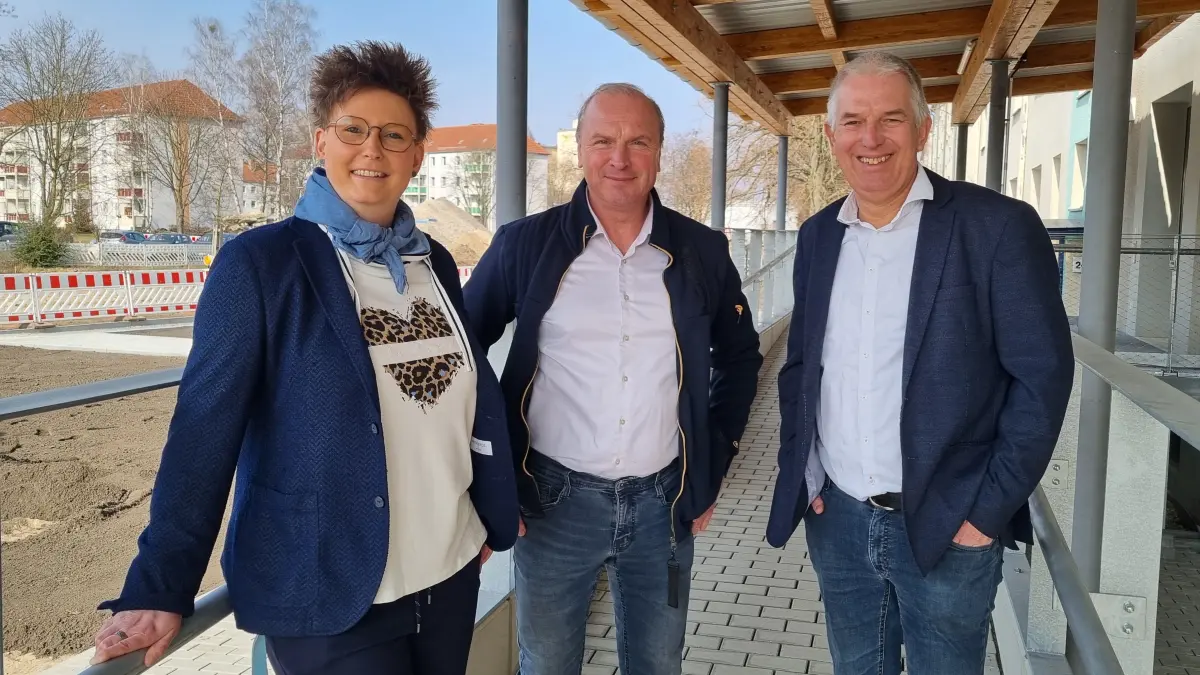 Susen Nowara und Thomas Schlott von der Villa Lebensbogen mit Michael Jakobs, Geschäftsführer der WIS Wohnungsbaugesellschaft im Spreewald. Über die neue Rampe erreichen Menschen mit Gehbehinderung die neuen Therapieräume in dem Wohnblock in der Gagarinstraße in Vetschau.