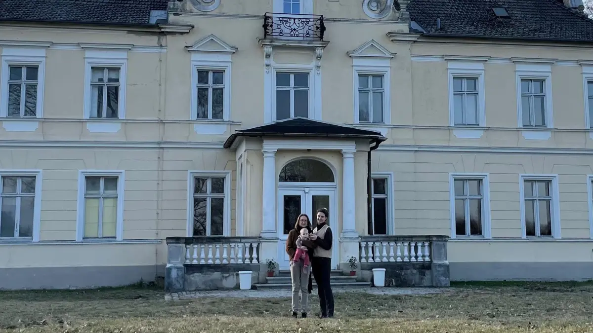 Das Herrenhaus Rietzneuendorf hat neue Eigentümer. Das haben sie mit der Immobilie vor. (Anita Wedera mit Tochter und Enkelin