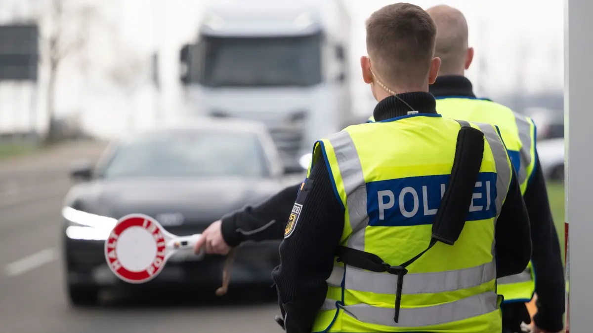 Bundespolizei - Symbolbild: ARCHIV - 17.12.2025, Baden-Württemberg, Kehl: Einsatzkräfte der Bundespolizei führen Grenzkontrollen durch. (zu dpa: «Bis zu 37 Menschen pro Fahrt: Schleuser verurteilt») Foto: Marijan Murat/dpa +++ dpa-Bildfunk +++