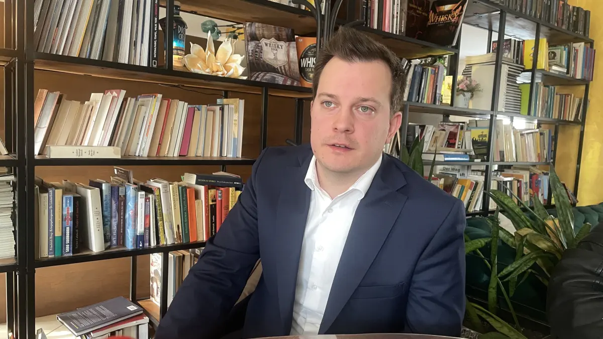 Patrick Hübner stellte sich am Dienstag in der von ihm betriebenen Kaffeerösterei den Fragen der Presse. In dem Lokal befindet sich auch das Postfach der Stadtverwaltung.