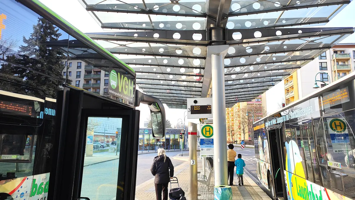 Elemente wie überdachte Wartebereiche und digitale Informationstafeln sollen bei den Mobilitätsstationen in Hoyerswerda zum Standard werden.
