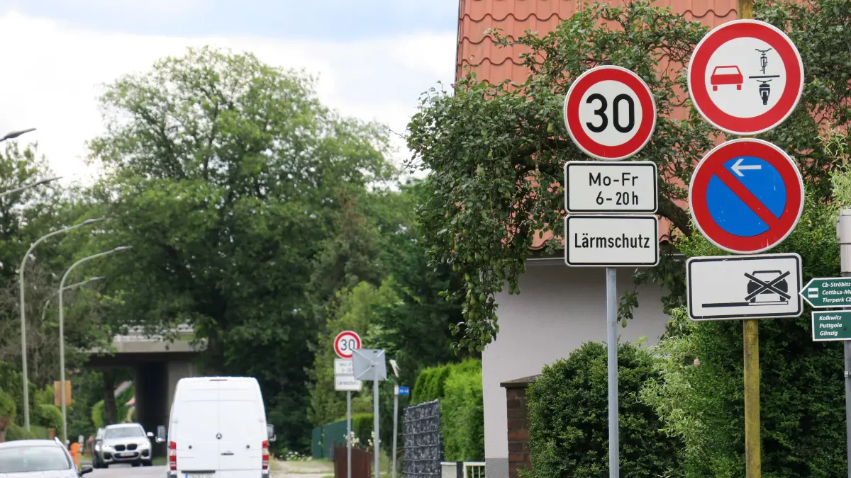 In Hächen gibt es neue Verkehrsschilder zum Überholverbot von Fahrrädern und Motorrädern.