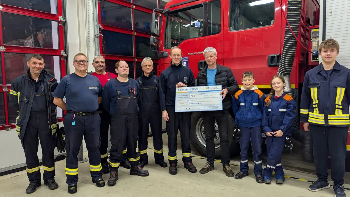 Zum Dank für die Brandbekämpfung am Silvesterabend im Familienpark Großkoschen hat LSB-Verbandsvorsteher Detlev Wurzler den Großkoschener Kameraden einen Scheck über 2000 Euro überreicht.