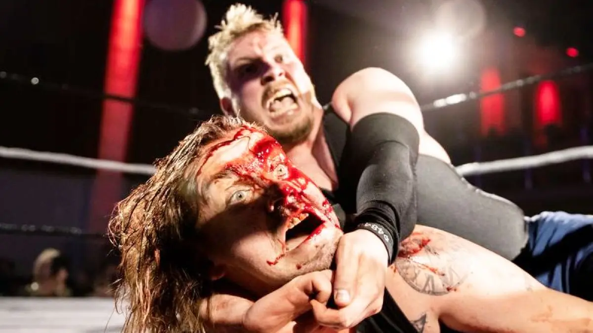Bei der Cottbuser Wrestling Night geht es auch mal blutig zur Sache.