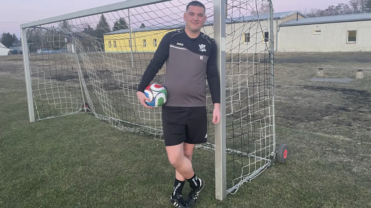 Deniz Er spielt beim FSV Doberlug-Kirchhain und darf sich seit Neuestem auch Held nennen. Er sagt, was er davon hält.