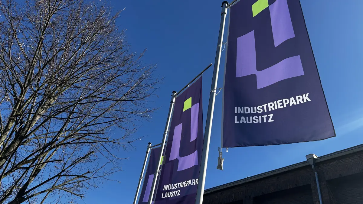 Der Industriepark Lausitz in Schwarzheide ist offiziell am 1. September 2025 an den Start gegangen. Am Standort arbeiten rund 4000 Menschen.