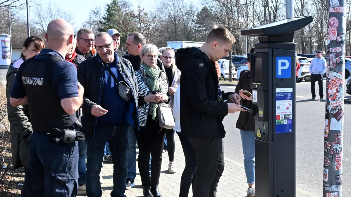 Der Parkplatz am Sandower Dreieck in Cottbus. Großer Andrang herrscht hier zu jedem Spiel des FC Energie. Die Fans parken gern in unmittelbarer Nähe des Leag Energie Stadions. Die Gebühr wird jetzt bargeldlos am Parkscheinautomaten entrichtet, statt bar bei Personal bezahlt. Das entspannt die Leute und den Verkehr auf dem Stadtring. Cottbus setzt immer stärker auf digitales Parken.