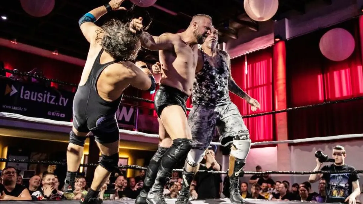 Bei der Cottbuser Wrestling Night stehen auch mal mehr als zwei Kämpfer im Ring.