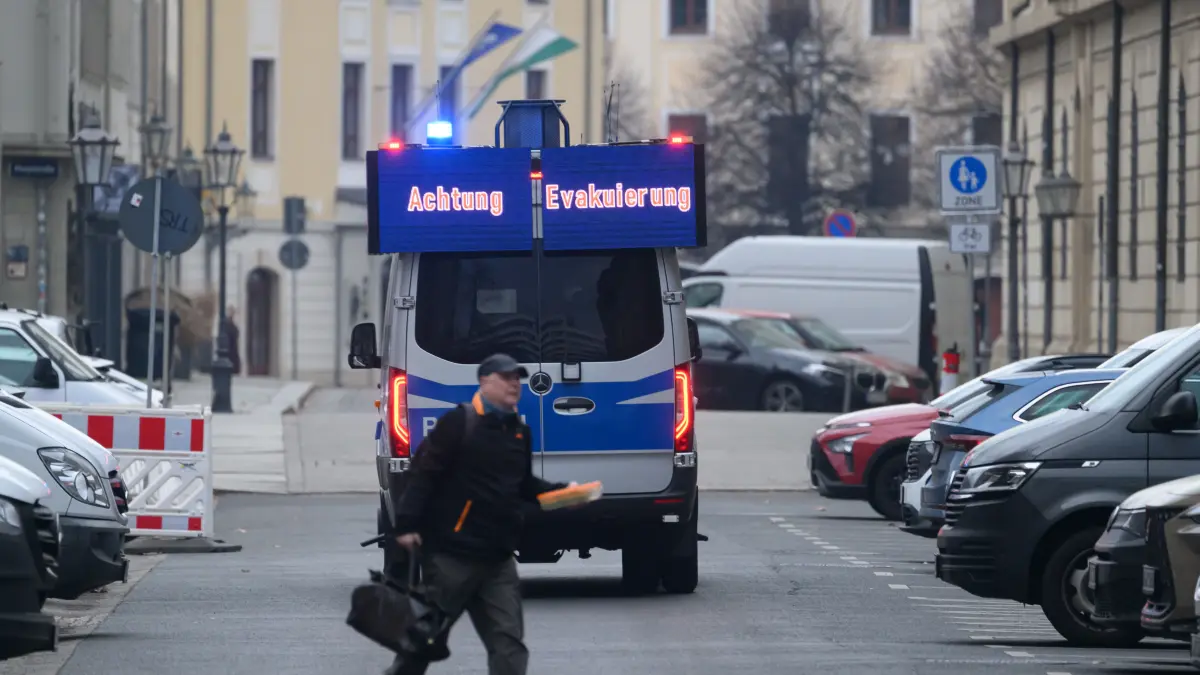 Ein Polizeiwagen fährt während einer Evakuierung der Innenstadt durch die Straßen, um Bürger zu informieren. Der Einsatz zur Entschärfung einer Weltkriegsbombe an der früheren Carolabrücke in Dresden hat begonnen. +++ dpa-Bildfunk +++