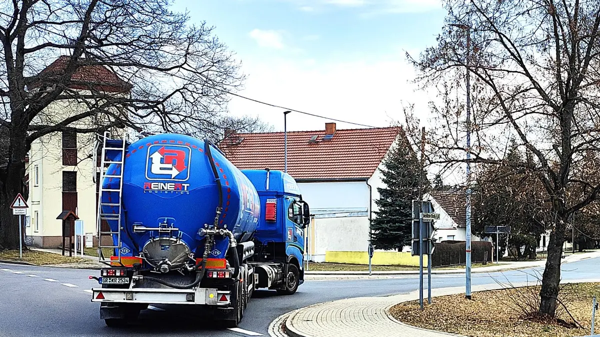 Der Schwerverkehr belastet Burgneudorf bereits heute erheblich. Während der Sanierung der B97 würden noch deutlich mehr Lastzüge den Ort passieren.
