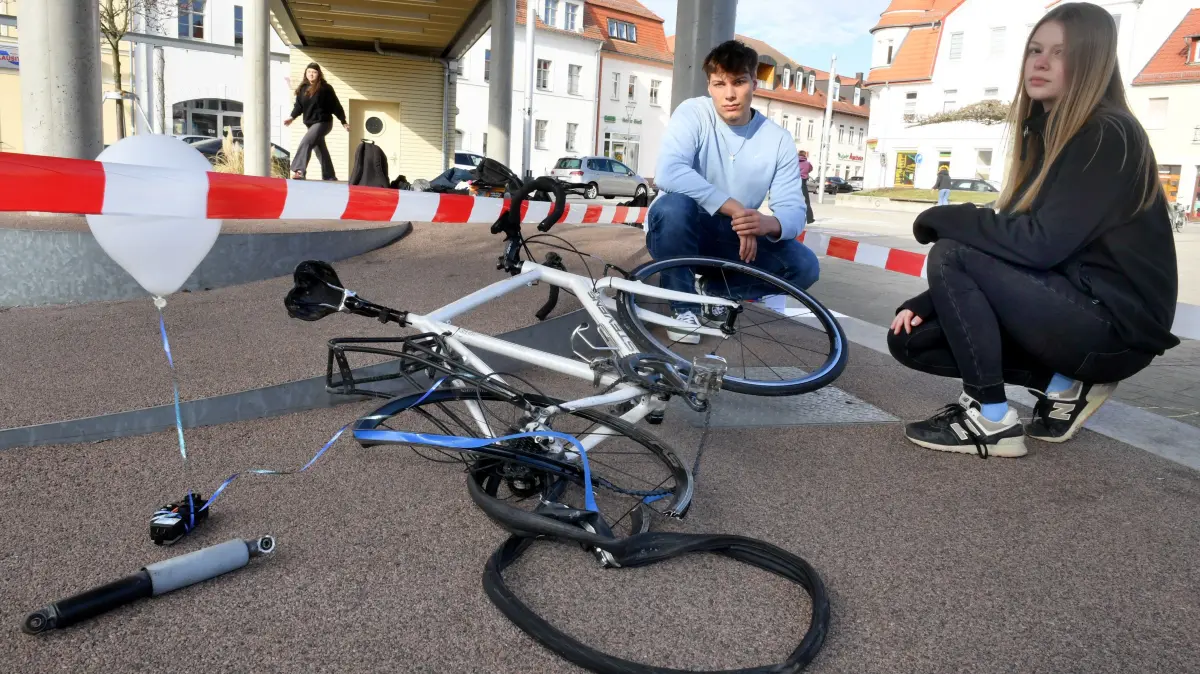 Projekttag am Elsterschloss- Gymnasium Elsterwerda mit 16 Kunstprojekten – Zertrümmertes Fahrrad erinnert an traumatischen tödlichen Unfall: Projekttag am Elsterschloss- Gymnasium Elsterwerda mit 16 Kunstprojekten – Zertrümmertes Fahrrad erinnert an traumatischen tödlichen Unfall
- Für ein außergewöhnliches und für alle Beteiligten traumatisches Thema haben sich Elly L. und ihr Mitschüler Carl- Clemens Weber entschieden. Beide haben mit ihrer Kunstinstallation an den tödlichen Unfall ihres Schulkameraden Oskar Skalda im Dezember 2025 auf der Straße zwischen Wainsdorf in Richtung Gröditz - K6205 erinnert und noch einmal zur Teilnahme an ihrer Petition aufgerufen