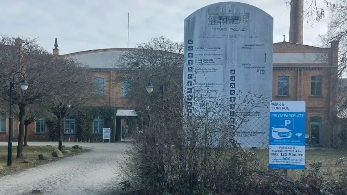 Die Friedrich-Passage in Finsterwalde bietet einen Optiker, eine Apotheke, mehrere medizinische Praxen und auch Sportangebote. Und dennoch: wer hier länger als 120 Minuten parkt, riskiert eine Vertragsstrafe in Höhe von 40 Euro.