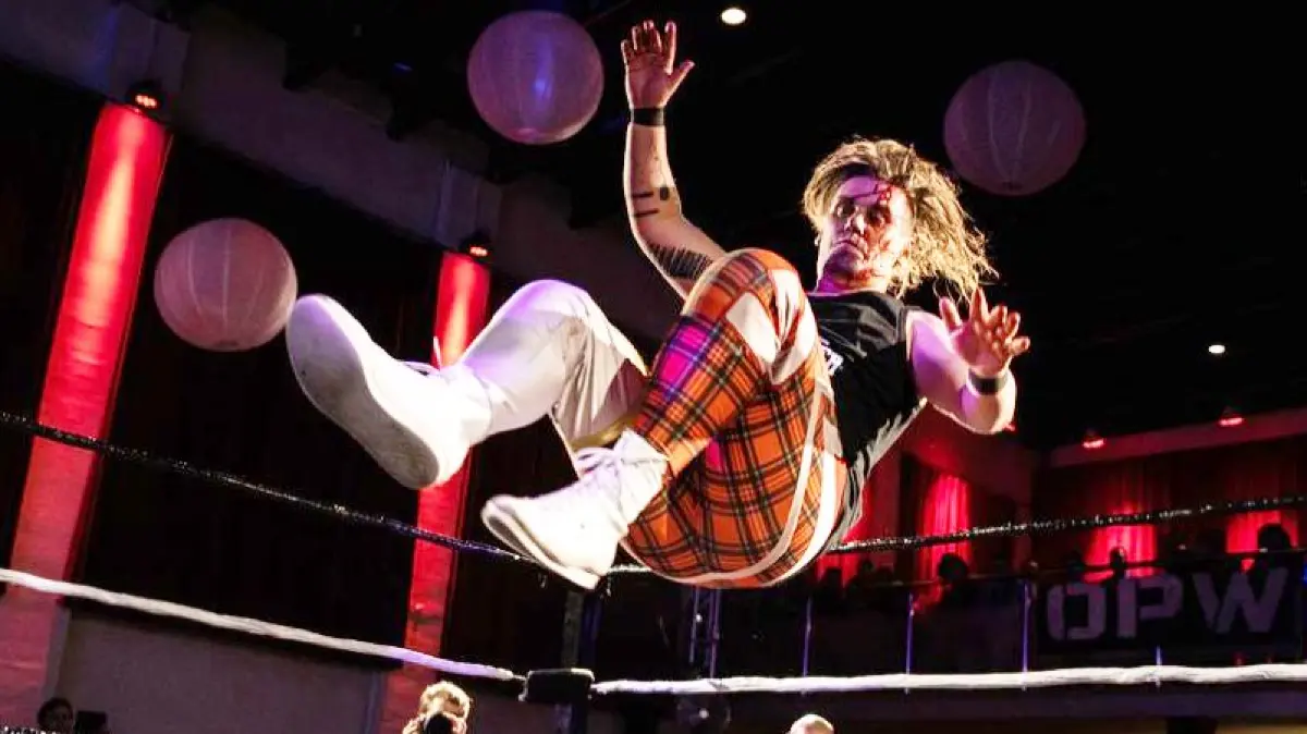 Wrestler Robert Kaiser greift seinen Gegner bei der Cottbuser Wrestling Night an.