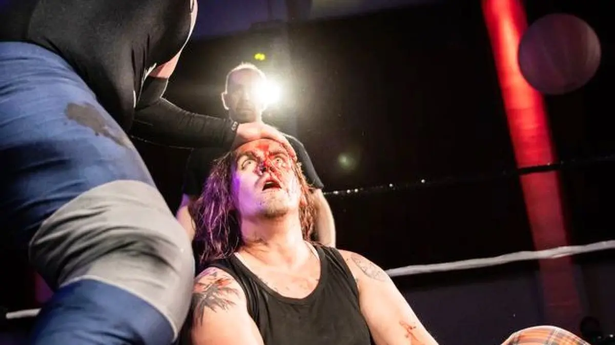 Wrestler Robert Kaiser kriegt bei der Cottbuser Wrestling Night auf die Schnauze.