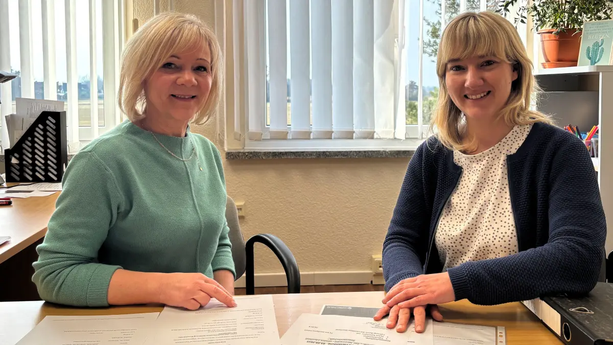 Schulleiterin Alexcandra Bauer und ihre Stellvertreterin Kristin Olm (r.) freuen sich über das, was in der Grundschule in Wahnrenbrück schon passiert ist, haben aber auch noch viele Pläne für die Zukunft.