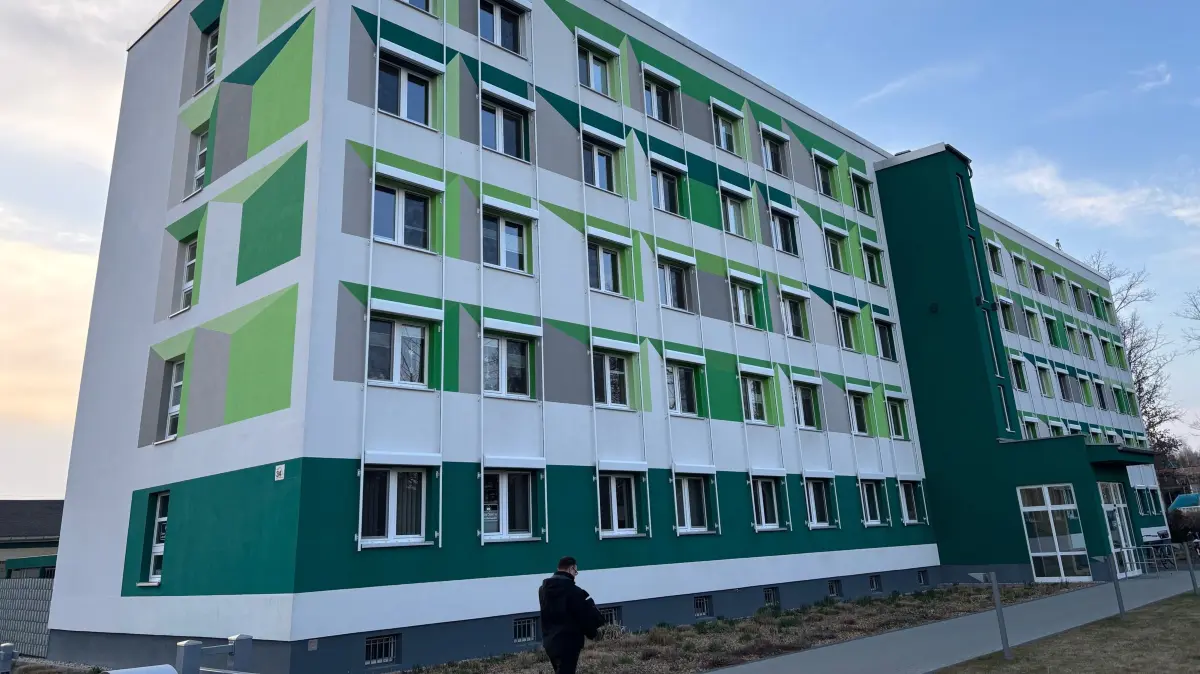 Von außen sieht es aus wie ein Wohnhaus, doch tatsächlich sind mehrere Firmen in diesem Gebäude am Rand von Senftenberg vertreten.