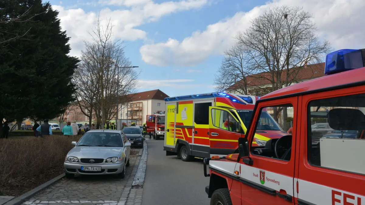 Feuerwehreinsatz am Mittwoch (11. März 2026) in Spremberg in der Heinrichstraße. Der große Auflauf ist einer Unachtsamkeit in einer Wohnung geschuldet.
