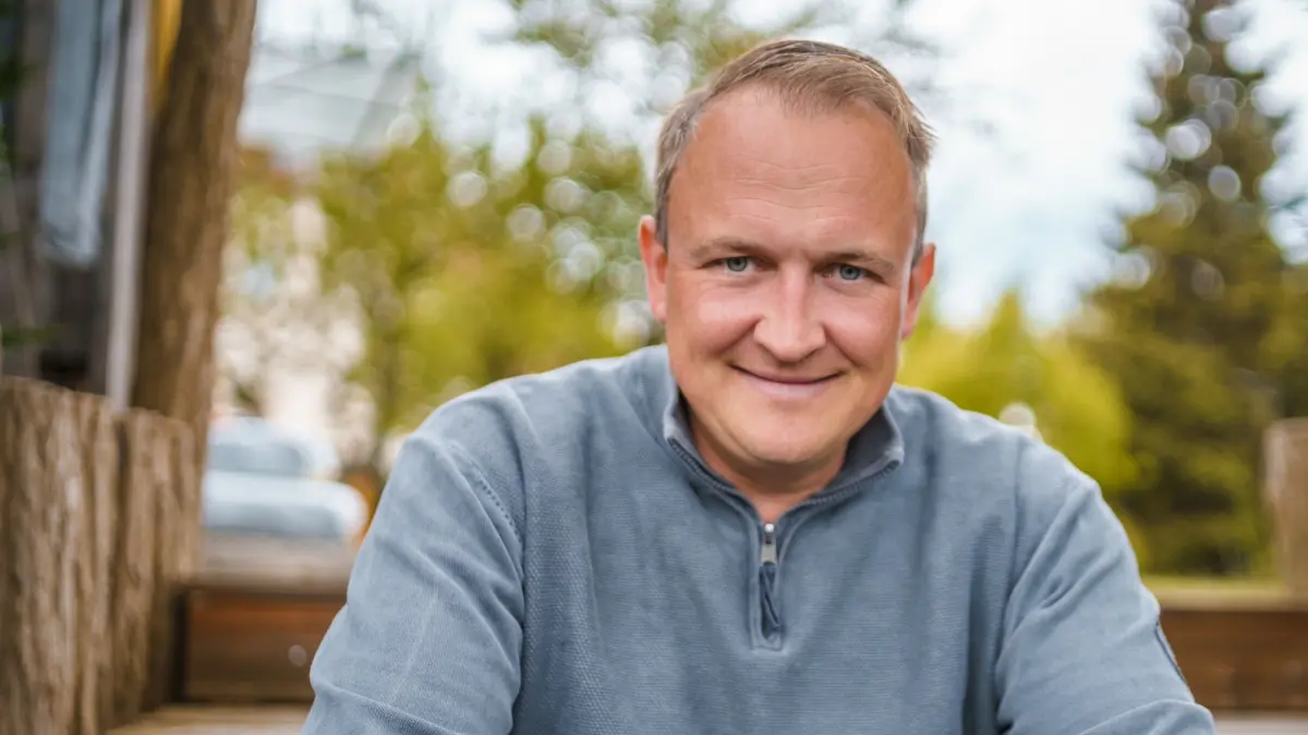 Benjamin Kaiser entspannt hier in Lübben am Schutzgraben.