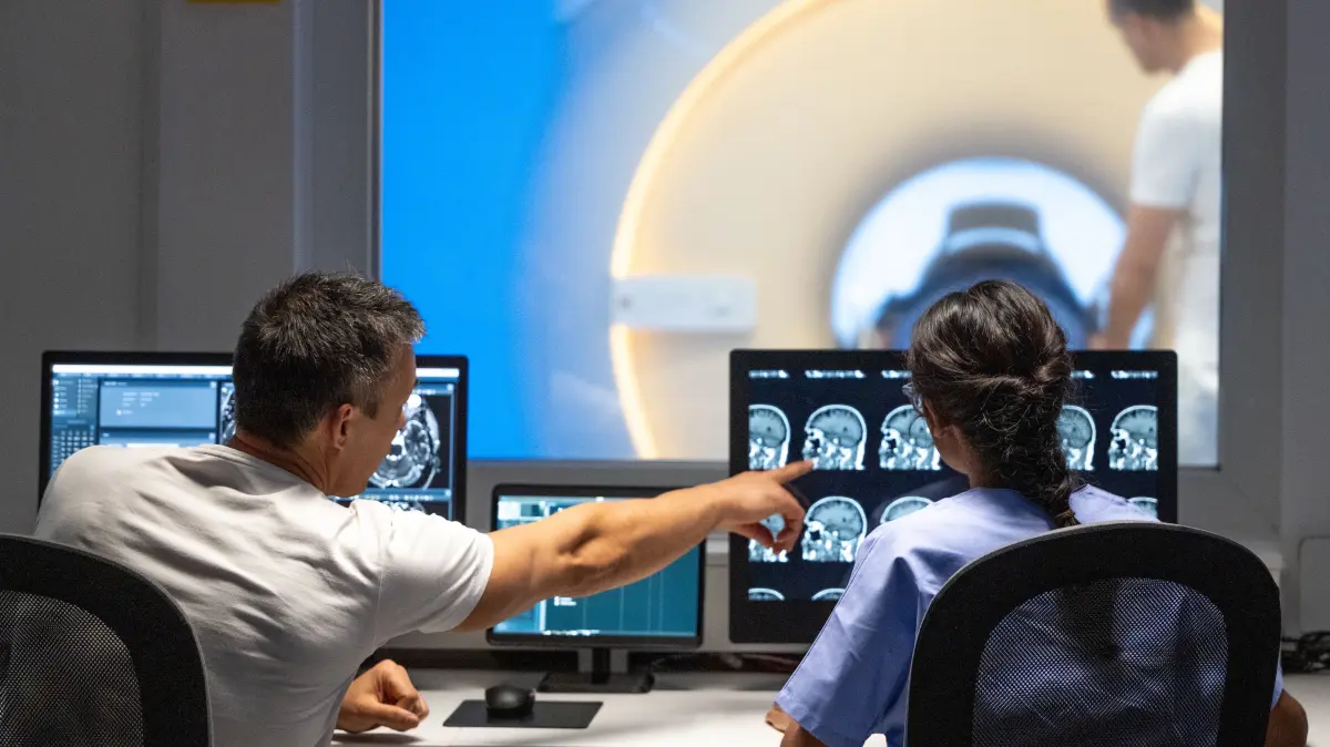 Bei einem Schlaganfall ist jeder Augenblick kostbar. Die Abläufe in der Senftenberger Stroke Unit sind optimal aufeinander abgestimmt. Die moderne bildgebende Diagnostik ist der Schlüssel, um Therapien schnell zu starten.